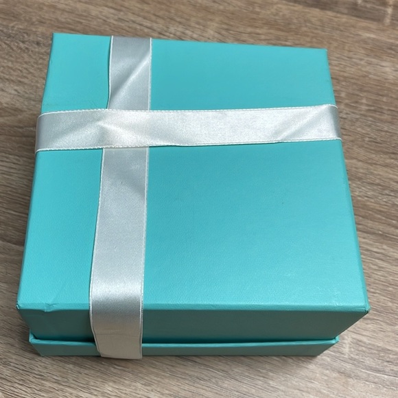 Tiffany & Co. Blue Box with White Ribbon - Picture 7 of 12